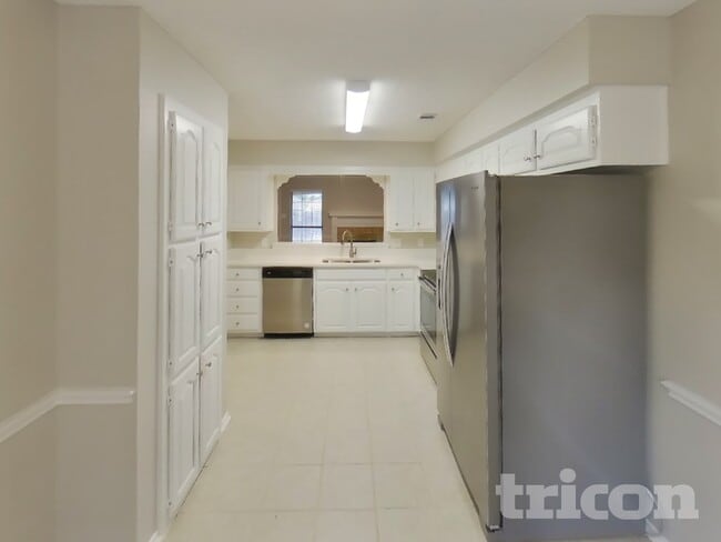 Building Photo - 721 Parkview Dr