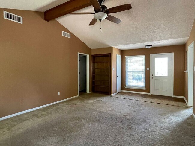 Foto del edificio - 4 bedroom, 2 bath, 2 car garage