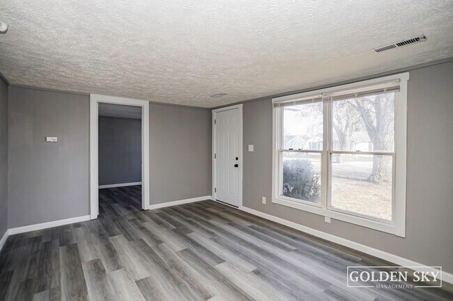 Building Photo - 1609 S Oakdale Dr