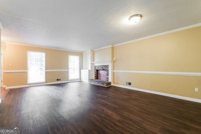 Building Photo - 2432 Hillboro Cir S W