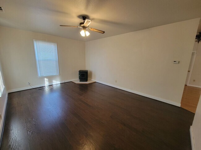 Foto del edificio - 2 Bedroom 1 Bathroom Home in Corning For R...
