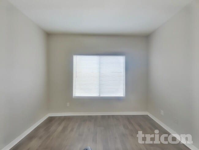 Building Photo - 1406 W Emerald Ave