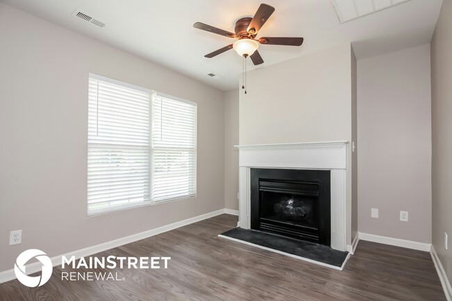 Building Photo - 5949 Hamilton Oaks Dr