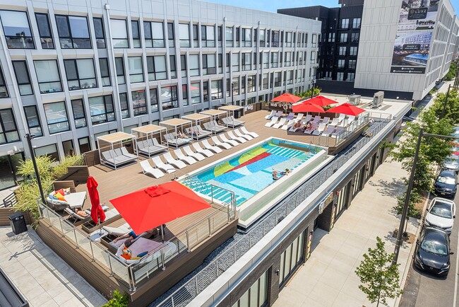 Terraza de la piscina (acceso compartido a la Americana) - The Luxe in Fishtown West