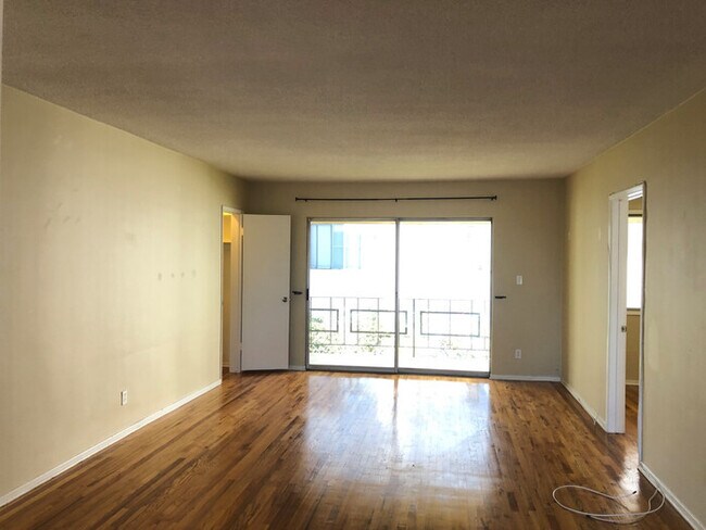Building Photo - LARGE 2x2 in PRIME WeHo