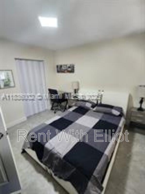 Building Photo - 2165 SW 47th St