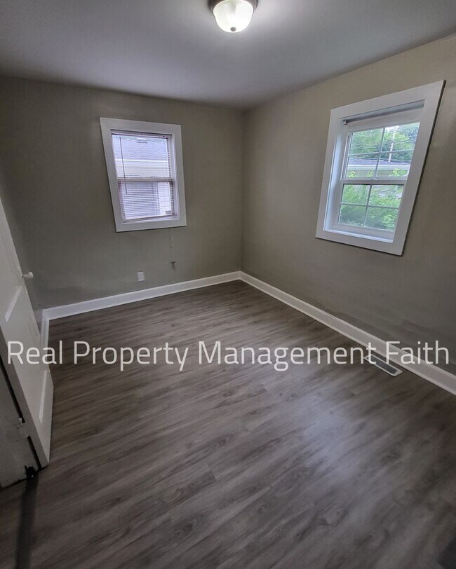 Foto del edificio - 1062-1064 W 35th St