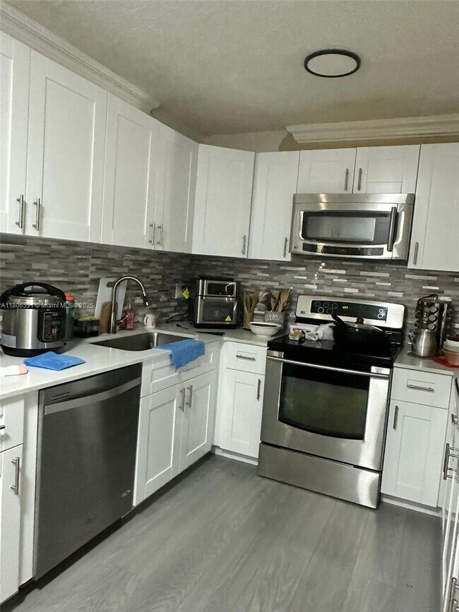 Building Photo - 4361 SW 49th Ct