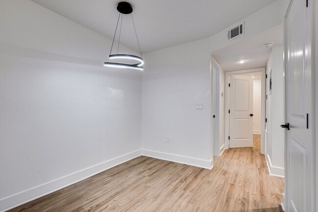 Foto del edificio - 704 W 21st St
