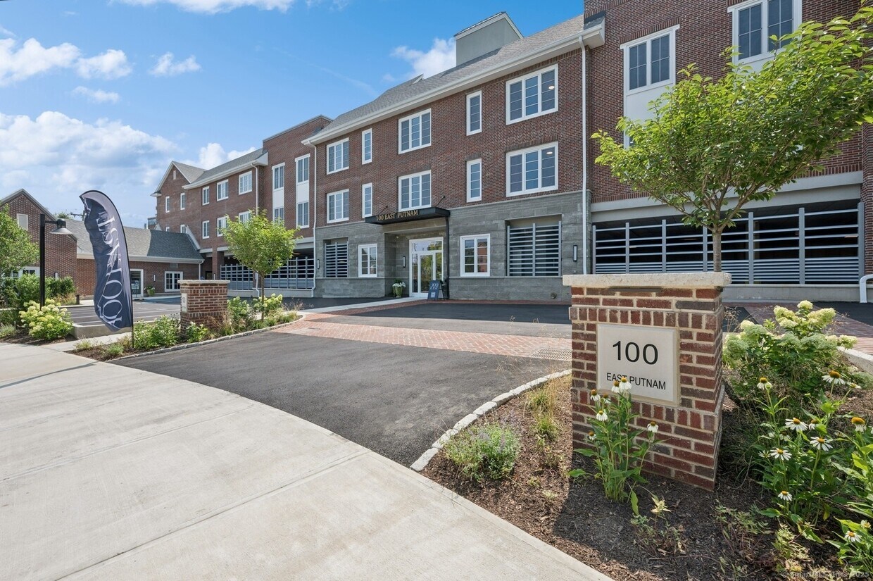 Primary Photo - 100 E Putnam Ave