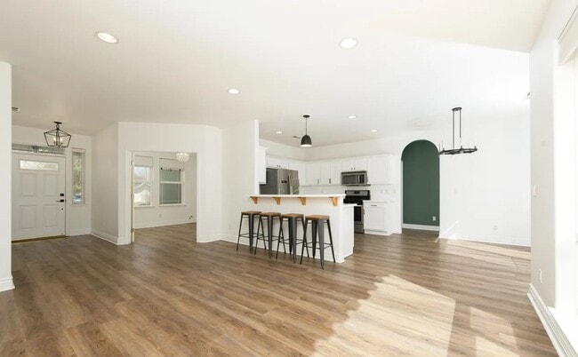 Building Photo - Well-maintained 3-bedroom, 2-bath home