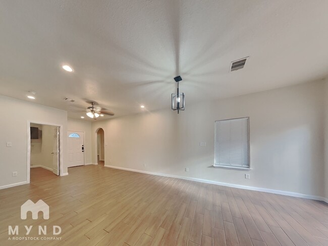 Building Photo - 5704 Bacher St
