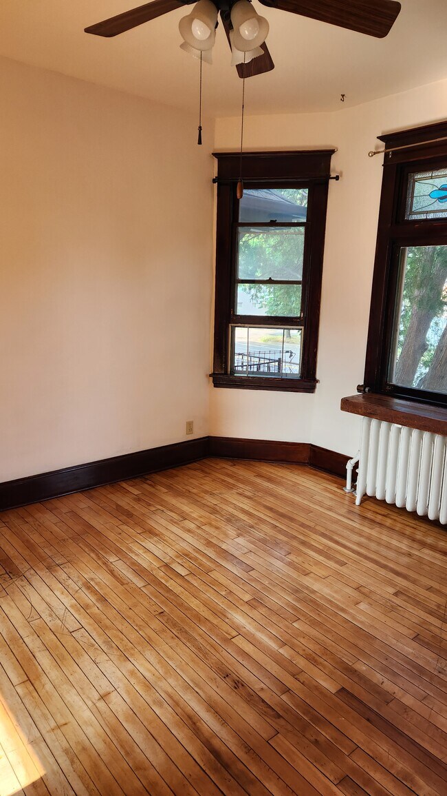 Foto del edificio - 942 Rose Ave E