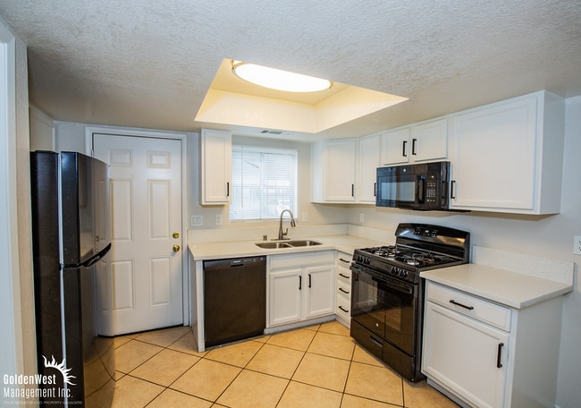 Foto del edificio - Spacious and Maintained 2Bdm 1.5Ba Townhome in Henderson.