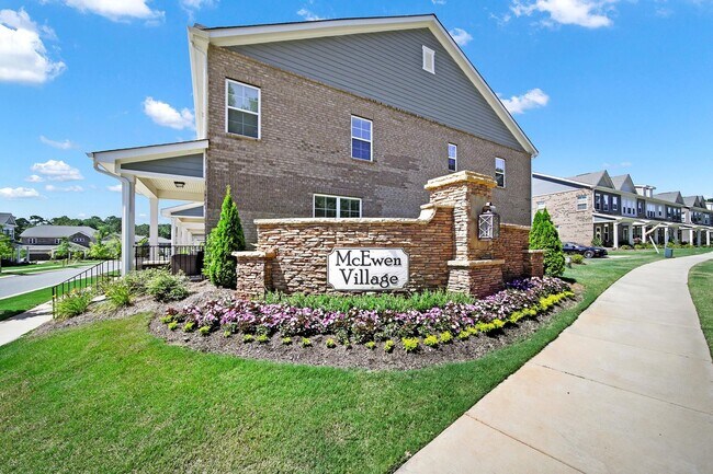 Building Photo - MOVE IN SPECIAL! MOVE IN BY 11/1 AND RECIE...