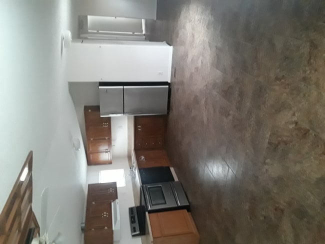 Foto del edificio - 503 Uhland Rd