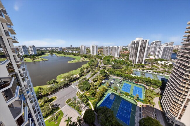 Foto del edificio - 20185 E Country Club Dr