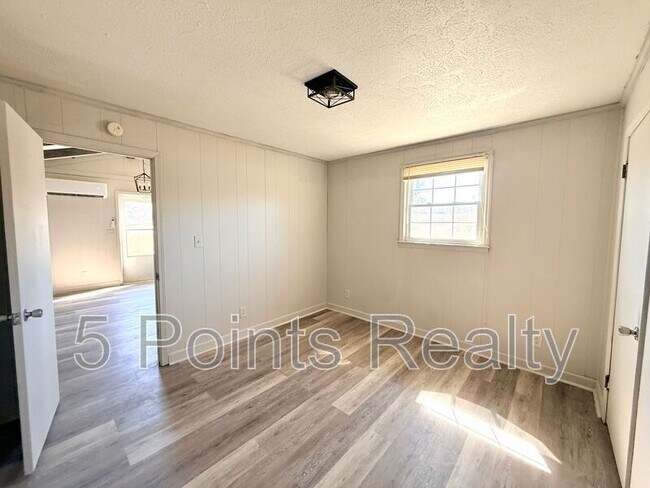 Foto del edificio - 2121 Bracey Cir