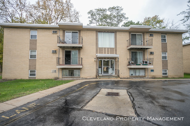 Building Photo - 1 Bedroom Maple Heights Condo