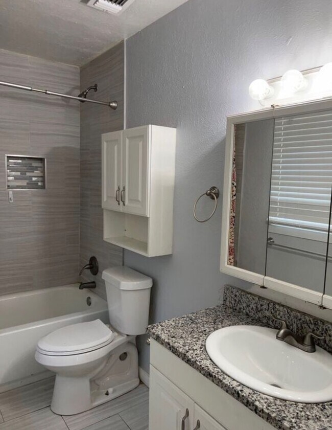 Foto del edificio - 1520 E 2nd St