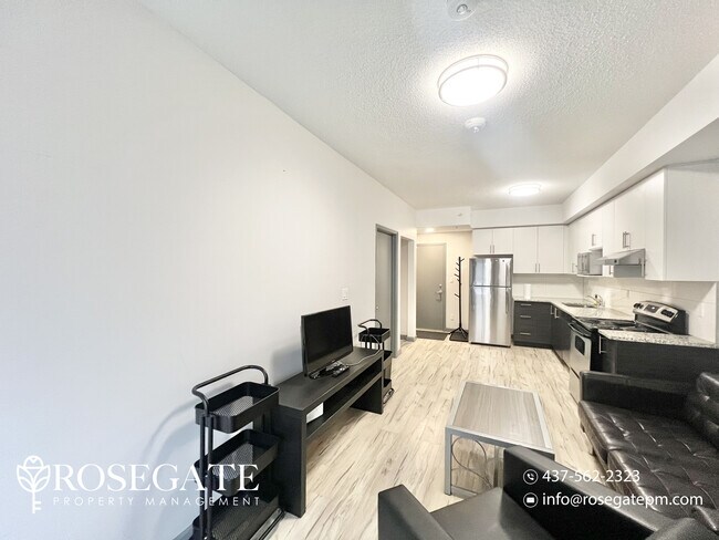 Photo du bâtiment - Modern Penthouse Living Steps from Univers...