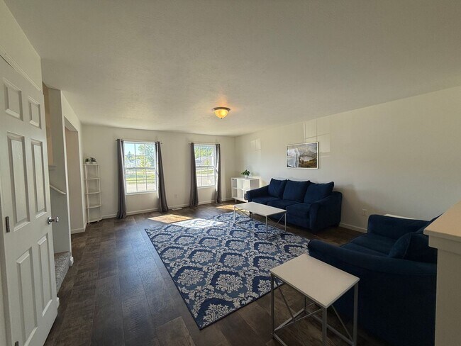 Foto del edificio - Spacious & Fully Furnished 5-Bedroom Colon...
