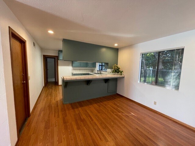 Building Photo - 1180 E Mariposa Ave