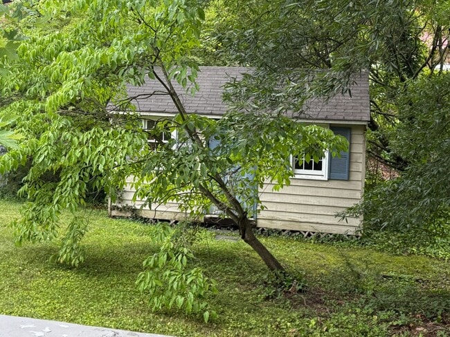 Building Photo - Adorable Recently Renovated 3 Bed 1.5 Bath...