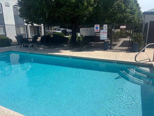 Building Photo - Lifestyles at Renaissance