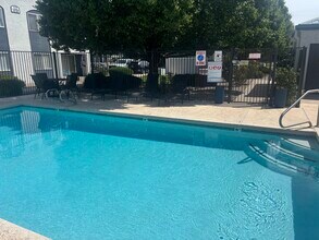 Building Photo - Lifestyles at Renaissance