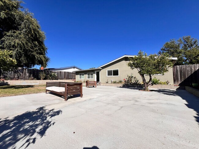Foto del edificio - San Carlos Newly Remodeled 4 Bedroom Singl...