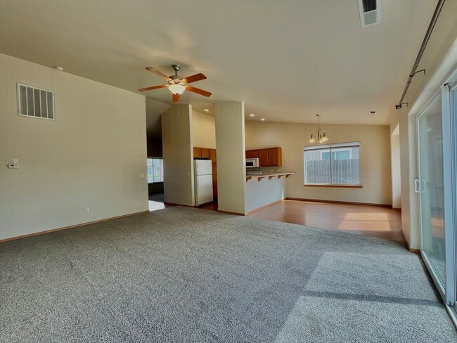 Building Photo - 3 Bedroom 2 Bath home for rent