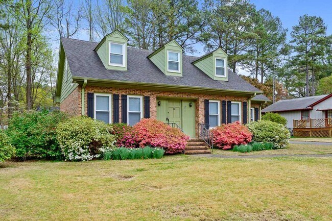 Building Photo - Charming, Renovated 4 Bedroom home in Down...