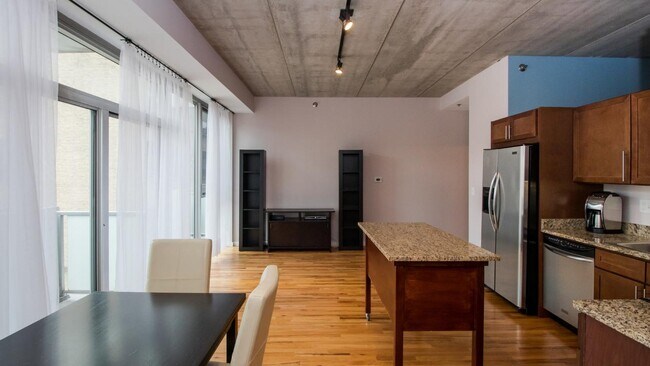 Foto del edificio - 630 N Franklin St