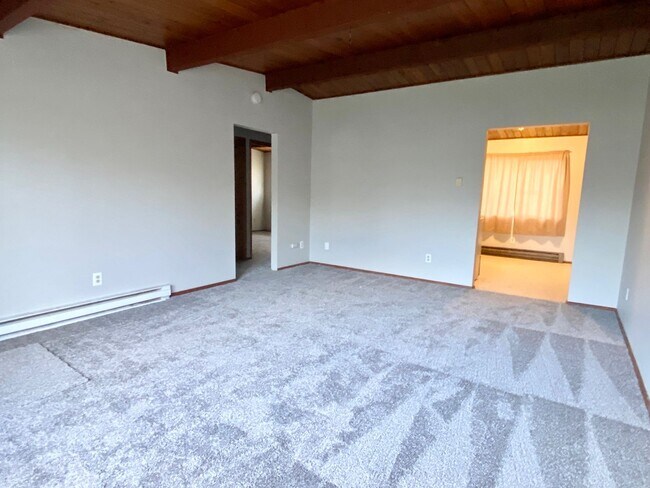 Building Photo - 321-325 I St Duplex - Whitehouse