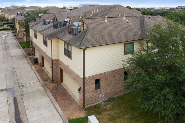 Building Photo - 9134 Lakes at 610 Dr