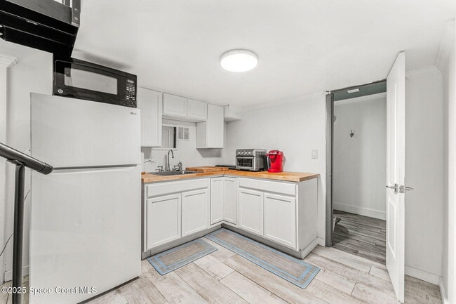 Building Photo - 1557 Hillcrest Dr