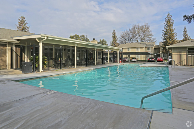 Main Pool - Autumn Run Apartments