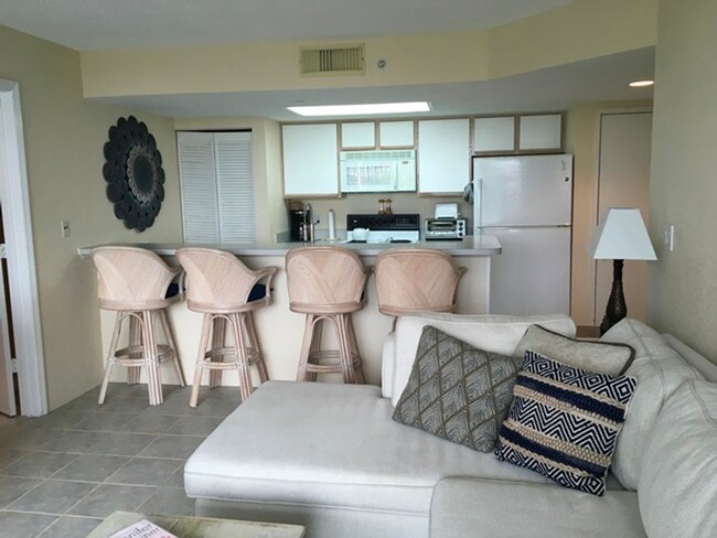 Building Photo - 6 to 8 Month Rental! Furnished 2 bed 2 bat...