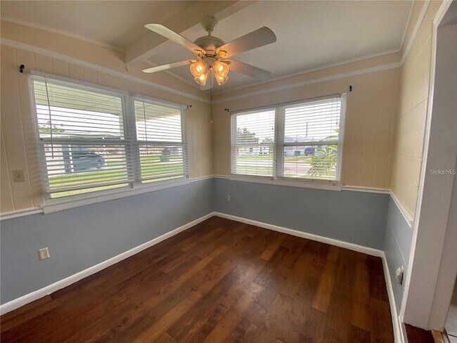 Foto del edificio - 3444 Lucerne Terrace