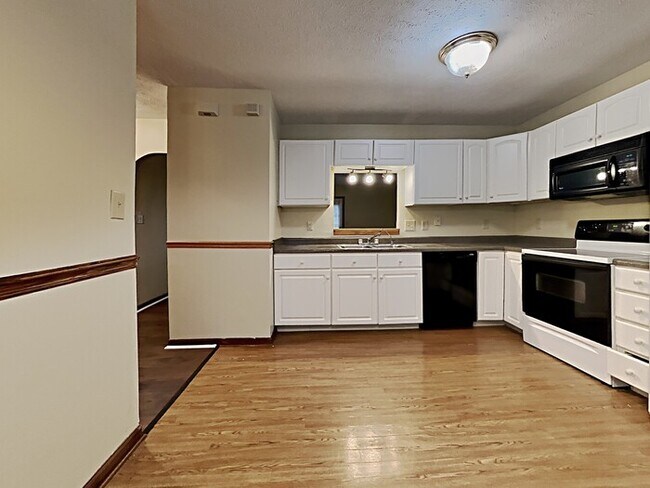 Building Photo - Large 3 bed 2 bath in Indy!