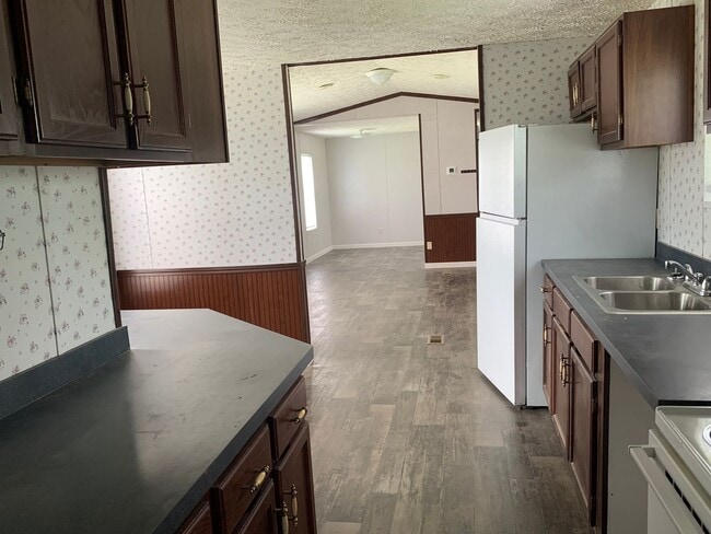 Building Photo - 1825 Blue Creek Rd