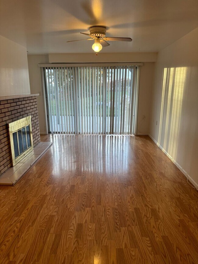 Building Photo - Beautiful duplex for rent near Capitol!