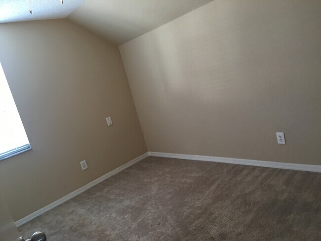 Foto del edificio - Huge 4 Bedroom / 2 Bath Single Family Home For Rent - SECTION EIGHT ACCEPTED