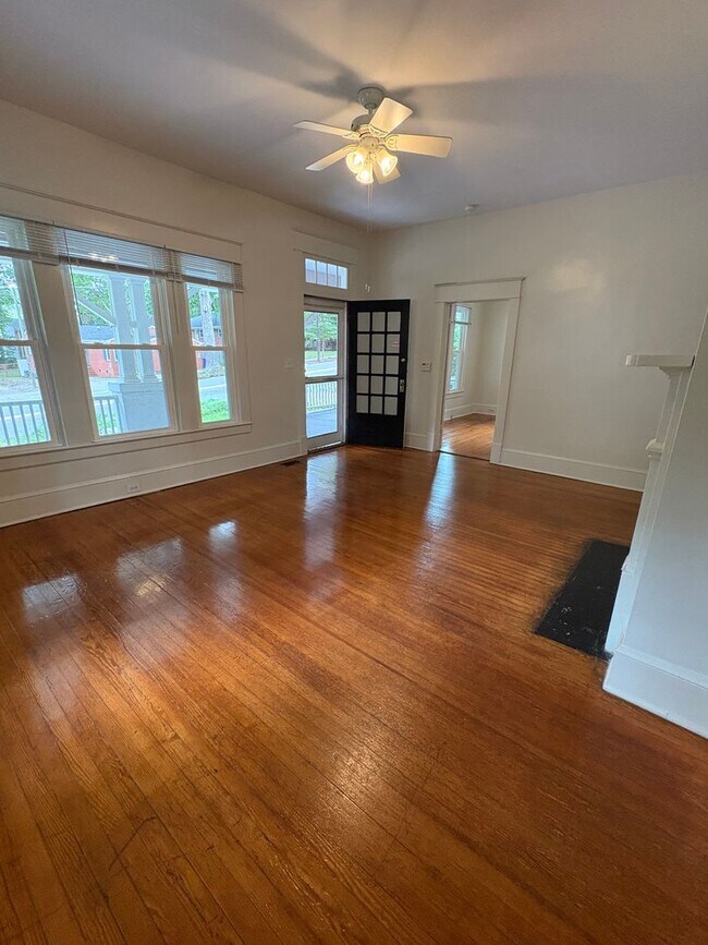 Foto del edificio - Spacious 3 Bedroom 2 Bath Trinity Park Hou...