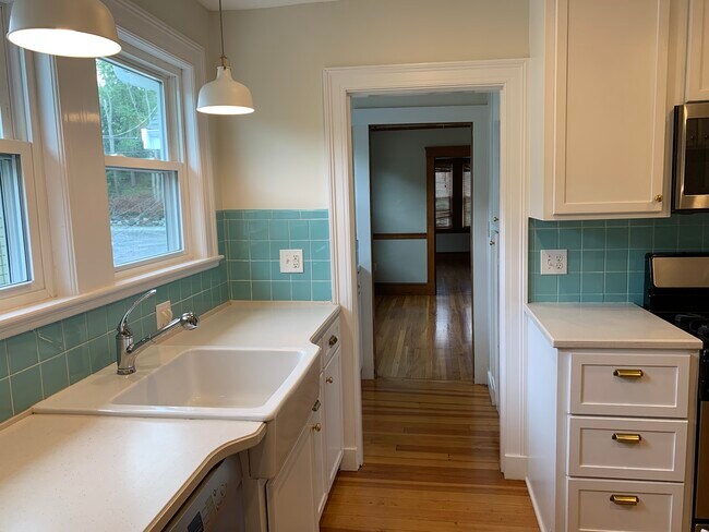 kitchen and pantry - 14 Appleton Plz