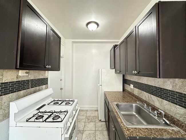 Building Photo - 1415 W Estes Ave