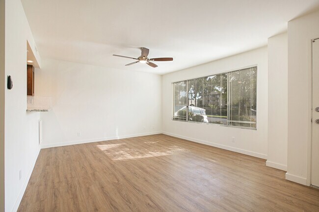 Foto del edificio - REMODELED 2BD/1BA BEAUTIFUL CROWN POINT CONDO! ONLY $3,795/MO