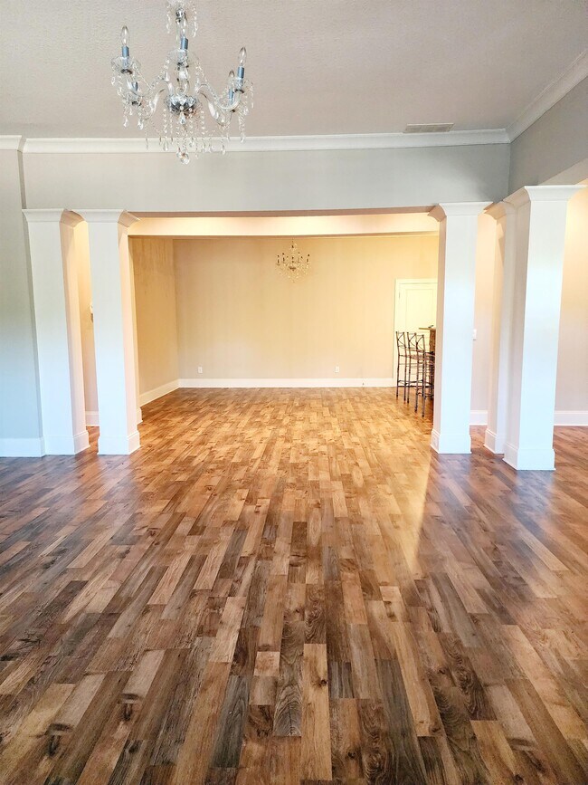 Building Photo - 1141 Silverton Dr