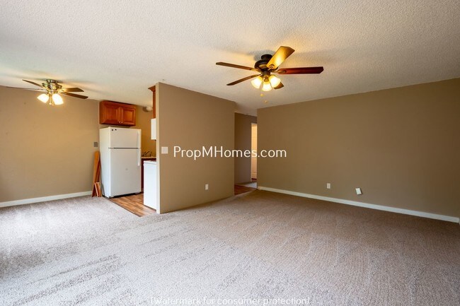 Building Photo - 1571 N Manzanita St